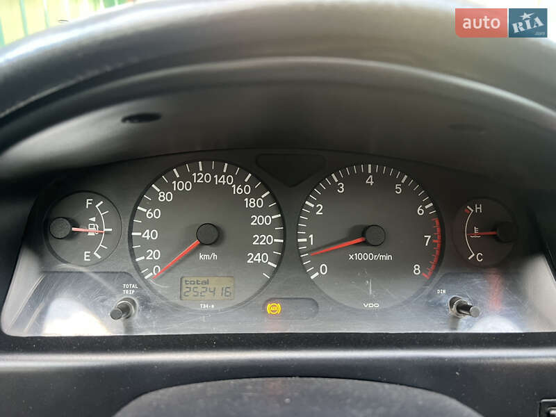 Седан Toyota Avensis 2000 в Коростышеве