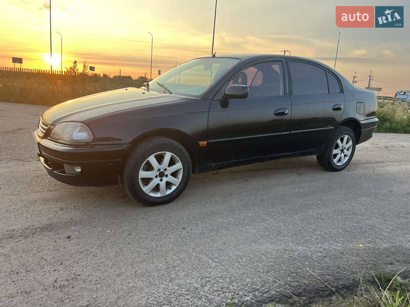 Седан Toyota Avensis 2000 в Коростышеве