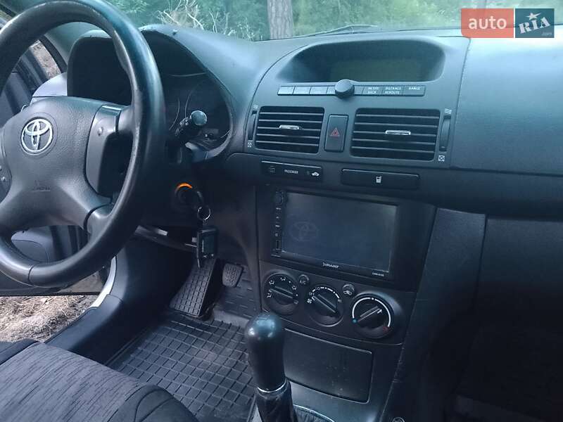 Седан Toyota Avensis 2003 в Александровке