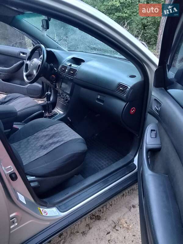 Седан Toyota Avensis 2003 в Александровке