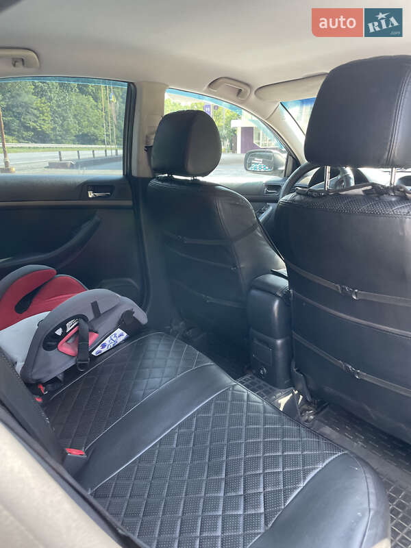 Седан Toyota Avensis 2003 в Виннице