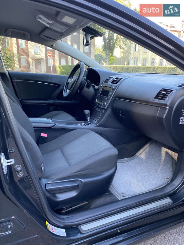 Универсал Toyota Avensis 2010 в Каменском