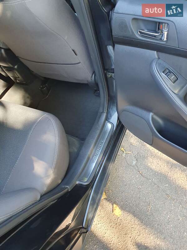 Седан Toyota Avensis 2004 в Черкассах