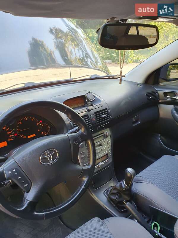 Седан Toyota Avensis 2004 в Черкассах