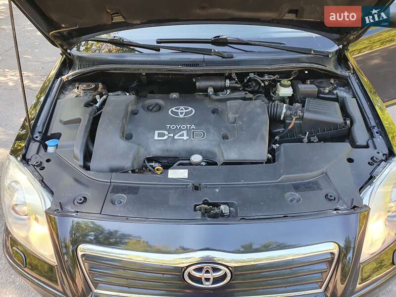 Седан Toyota Avensis 2004 в Черкассах