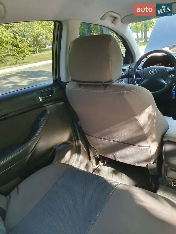 Седан Toyota Avensis 2004 в Черкассах