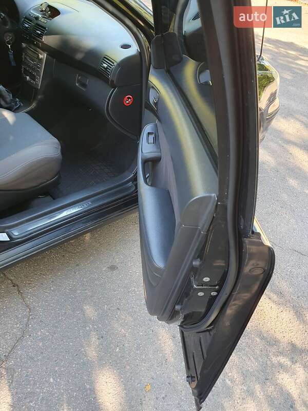 Седан Toyota Avensis 2004 в Черкассах