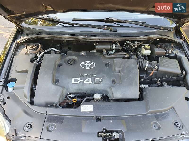 Седан Toyota Avensis 2004 в Черкассах