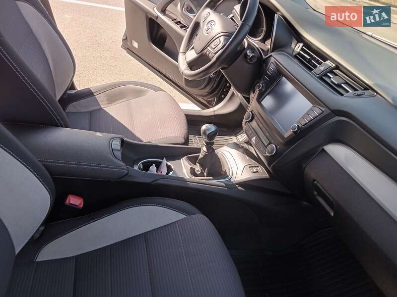 Універсал Toyota Avensis 2015 в Кам'янець-Подільському