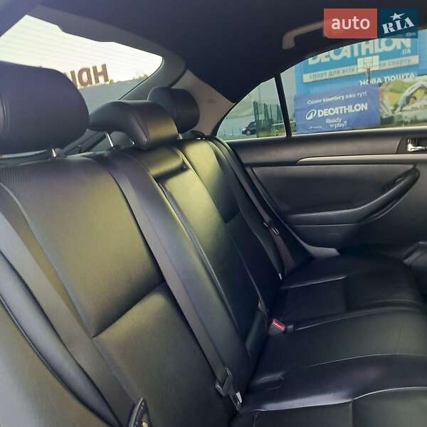 Лифтбек Toyota Avensis 2006 в Киеве