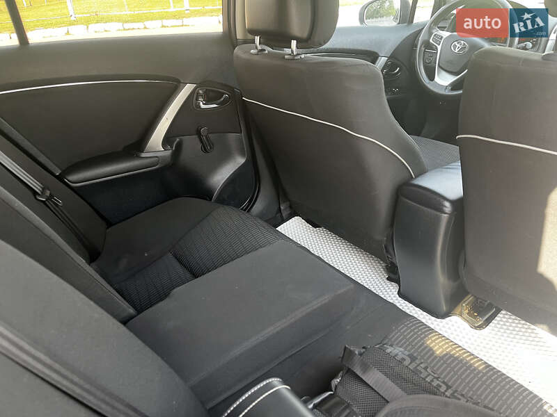 Универсал Toyota Avensis 2012 в Прилуках