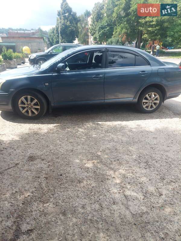 Седан Toyota Avensis 2003 в Львове