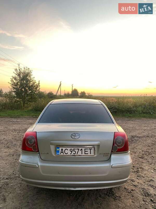 Седан Toyota Avensis 2004 в Иваничах