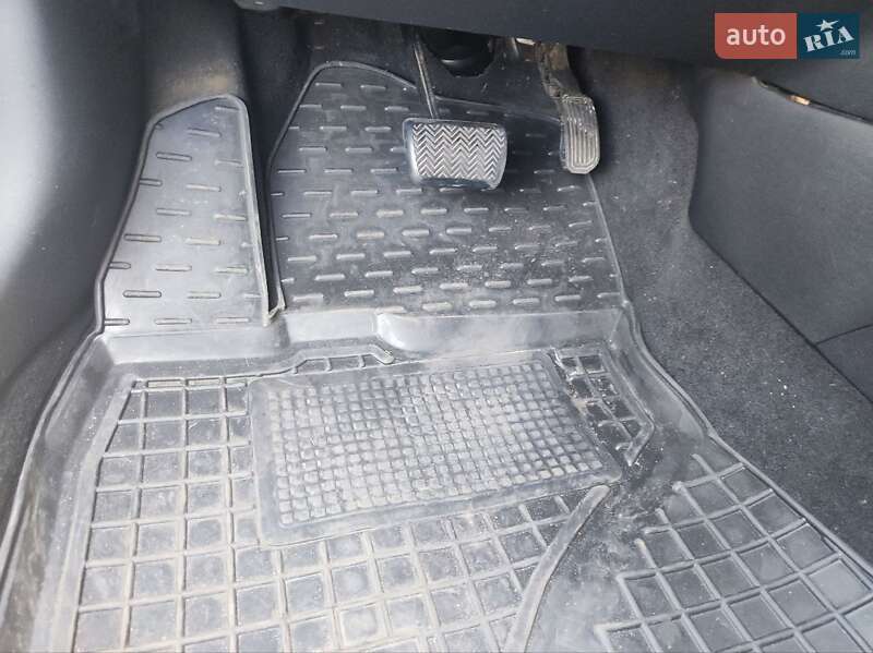 Седан Toyota Avensis 2011 в Белогородке