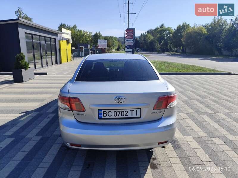 Седан Toyota Avensis 2010 в Львове