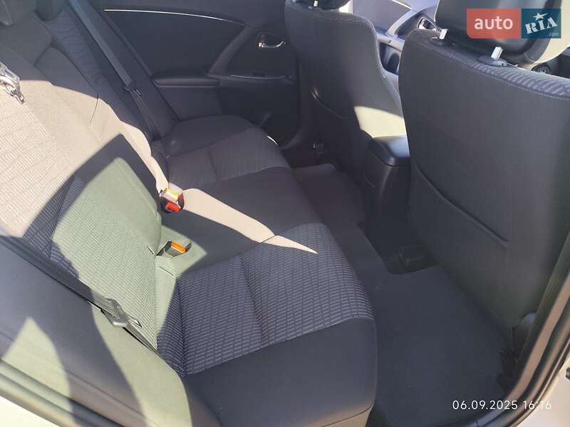 Седан Toyota Avensis 2010 в Львове