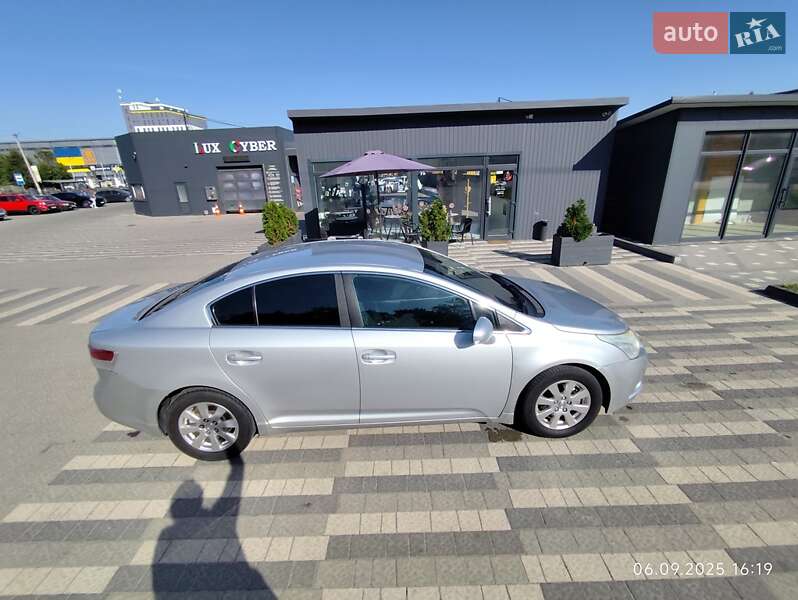 Седан Toyota Avensis 2010 в Львове