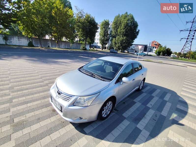 Седан Toyota Avensis 2010 в Львове