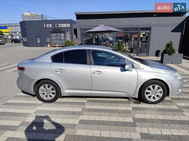 Седан Toyota Avensis 2010 в Львове