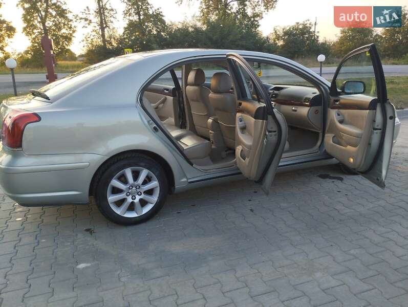 Седан Toyota Avensis 2004 в Чорткове