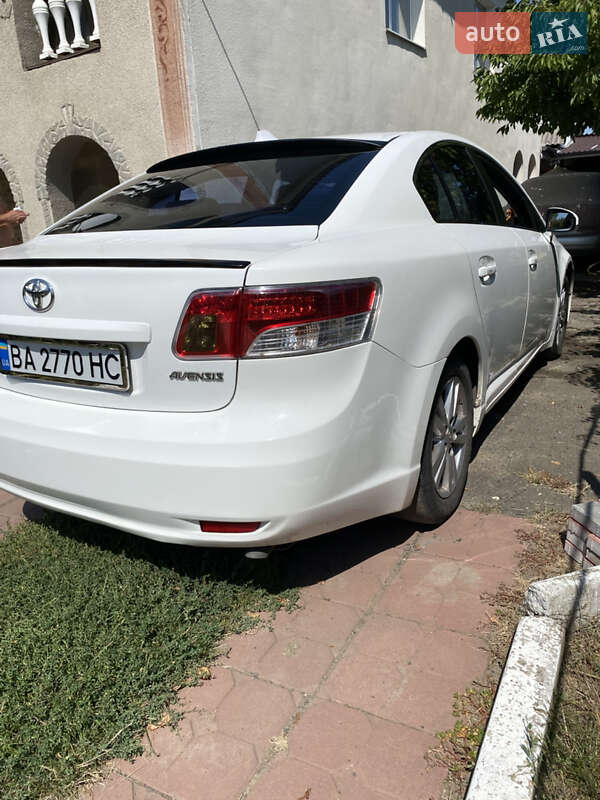 Седан Toyota Avensis 2011 в Гайвороне