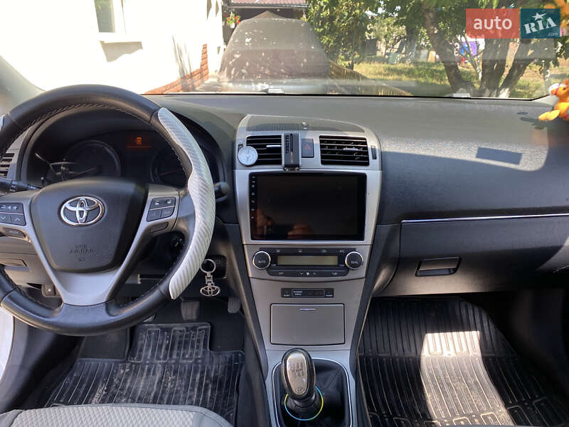 Седан Toyota Avensis 2011 в Гайвороне