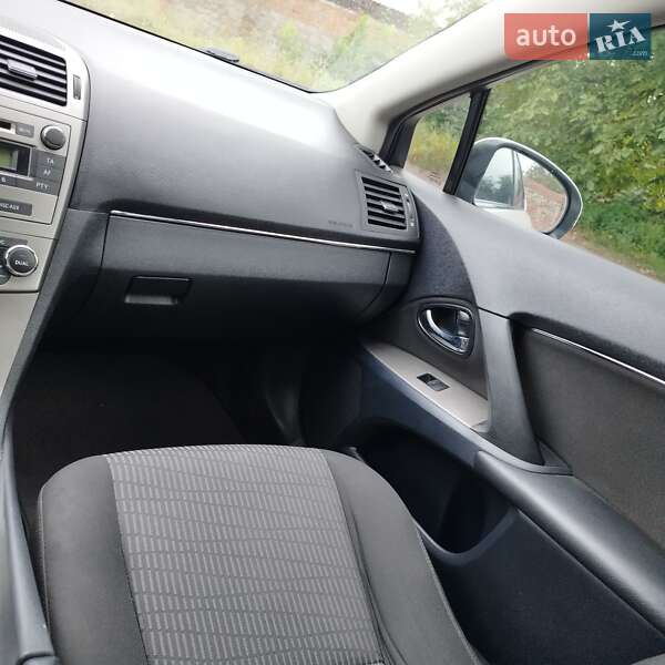 Седан Toyota Avensis 2011 в Виннице