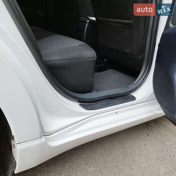 Седан Toyota Avensis 2011 в Виннице