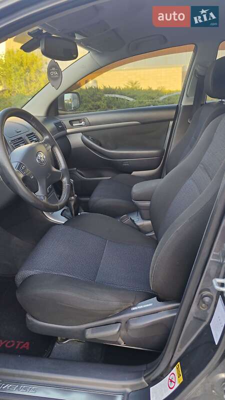 Седан Toyota Avensis 2007 в Южном