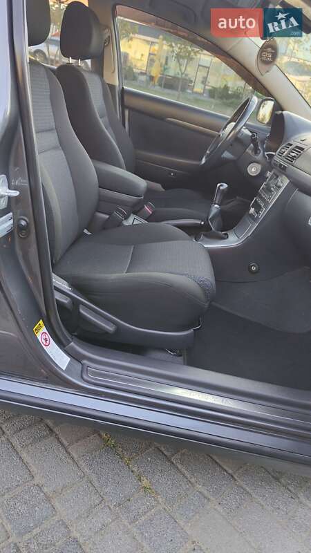 Седан Toyota Avensis 2007 в Южном