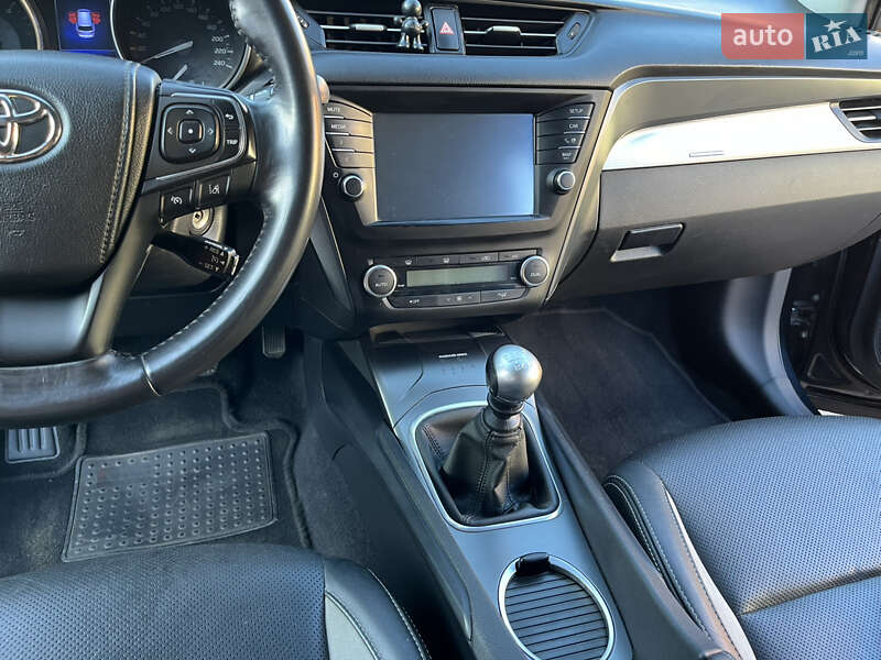 Универсал Toyota Avensis 2015 в Чернигове