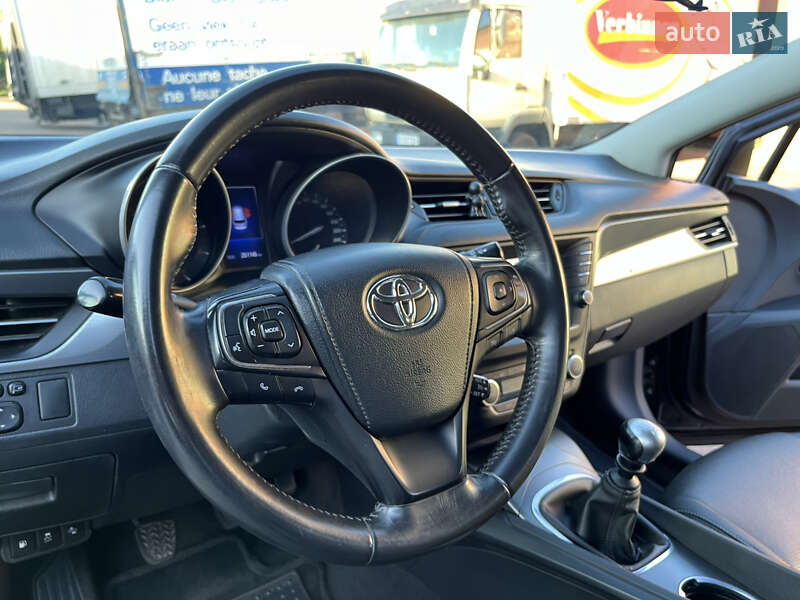 Универсал Toyota Avensis 2015 в Чернигове