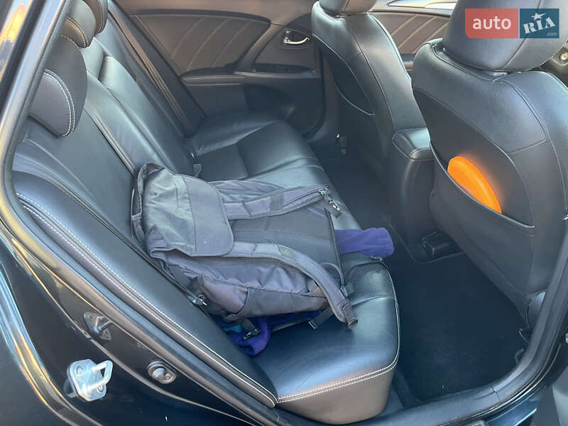 Универсал Toyota Avensis 2015 в Чернигове