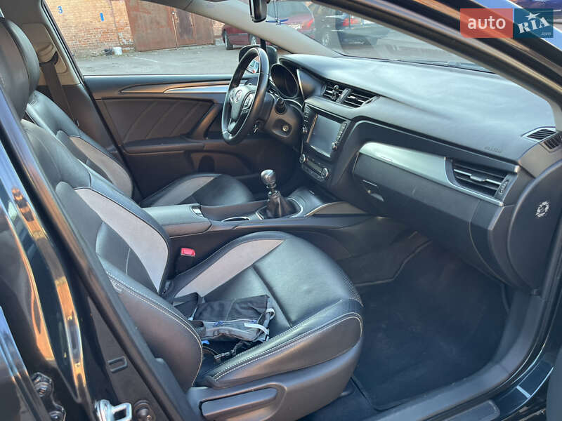 Универсал Toyota Avensis 2015 в Чернигове