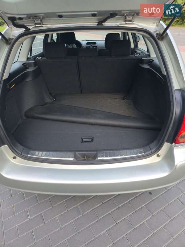Универсал Toyota Avensis 2005 в Нововолынске