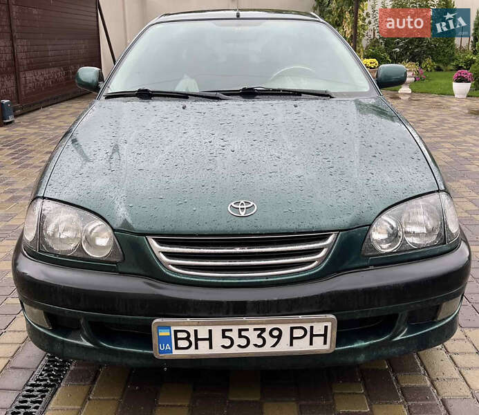 Седан Toyota Avensis 1998 в Одессе