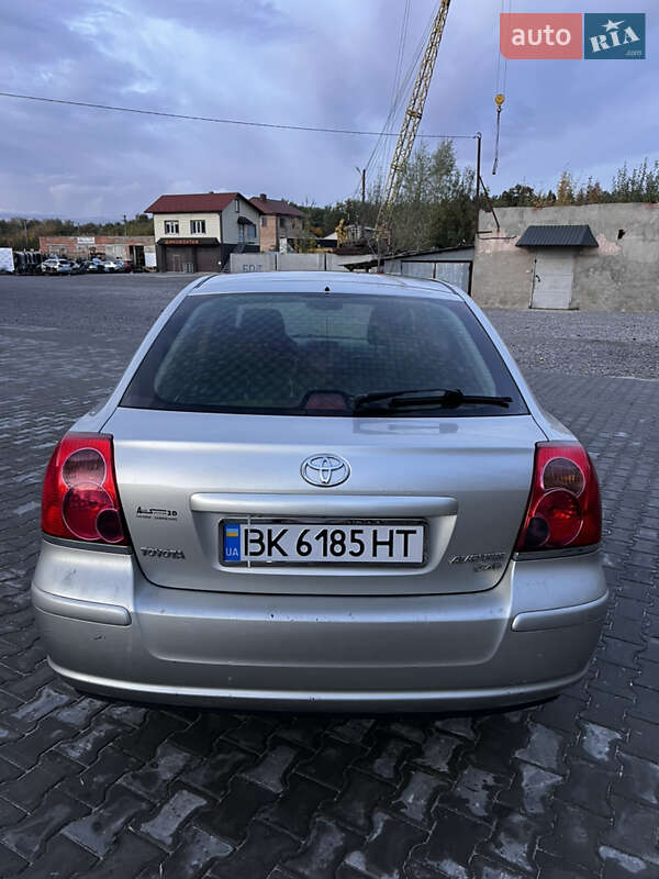 Лифтбек Toyota Avensis 2005 в Костополе