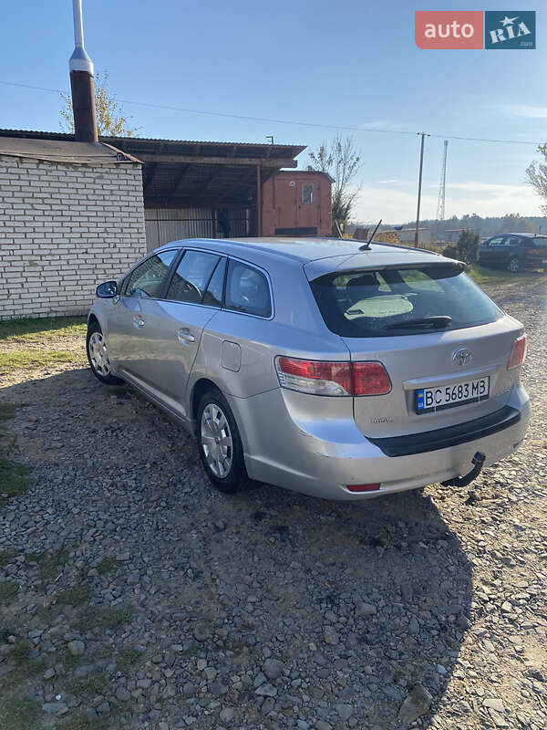 Универсал Toyota Avensis 2011 в Новояворовске