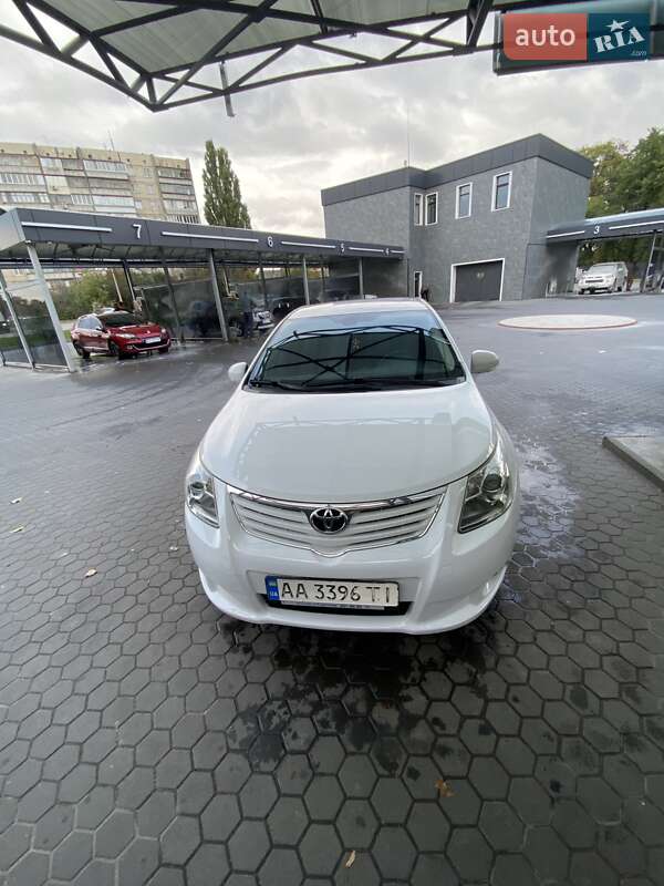 Седан Toyota Avensis 2011 в Киеве