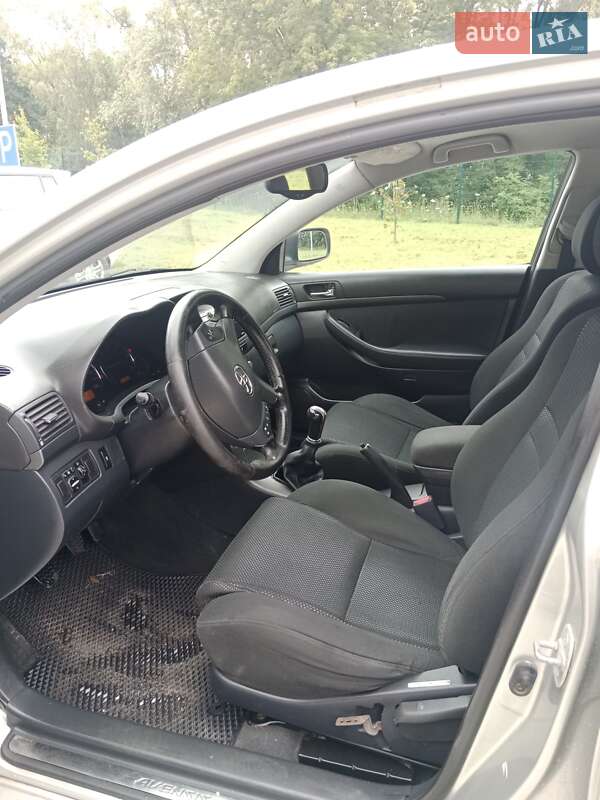 Седан Toyota Avensis 2003 в Львові