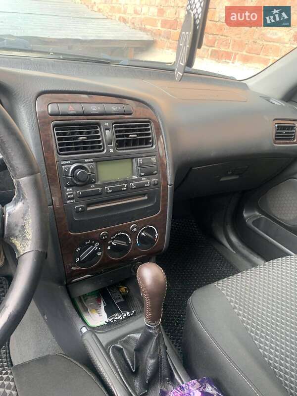 Седан Toyota Avensis 2001 в Джулинке