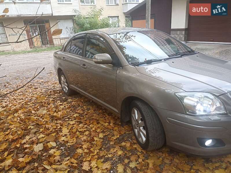 Седан Toyota Avensis 2006 в Чернівцях