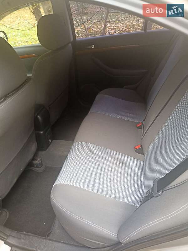 Седан Toyota Avensis 2006 в Чернівцях