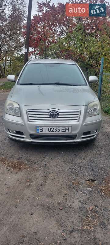 Седан Toyota Avensis 2005 в Гадяче