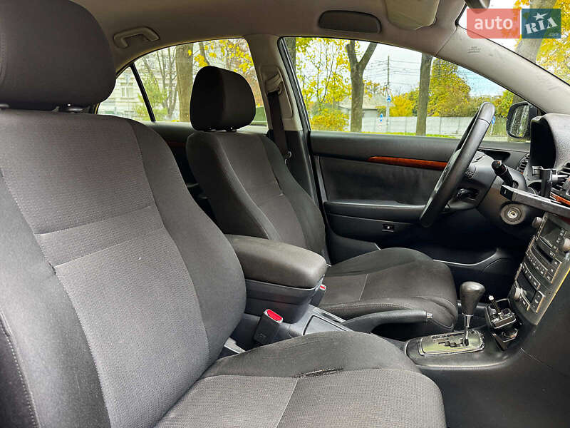 Седан Toyota Avensis 2008 в Киеве