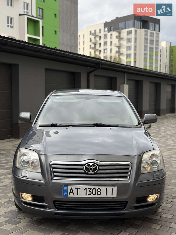 Лифтбек Toyota Avensis 2004 в Ивано-Франковске