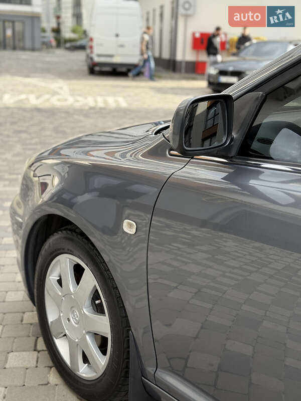 Лифтбек Toyota Avensis 2004 в Ивано-Франковске