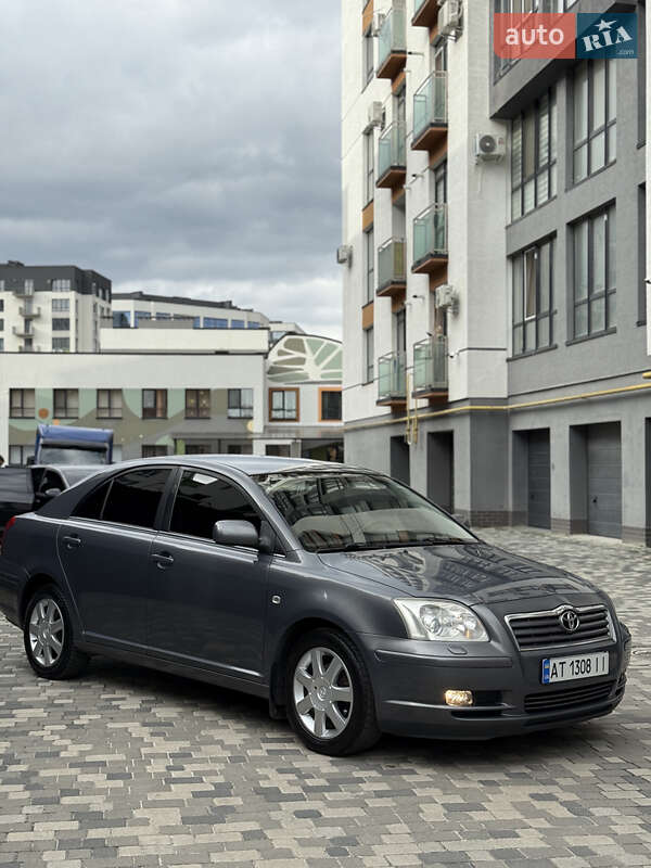 Лифтбек Toyota Avensis 2004 в Ивано-Франковске