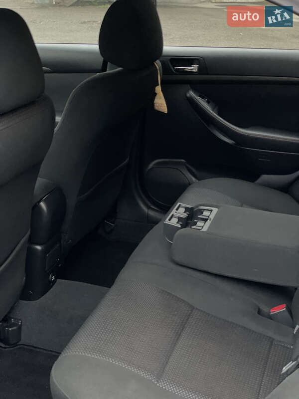 Лифтбек Toyota Avensis 2004 в Ивано-Франковске