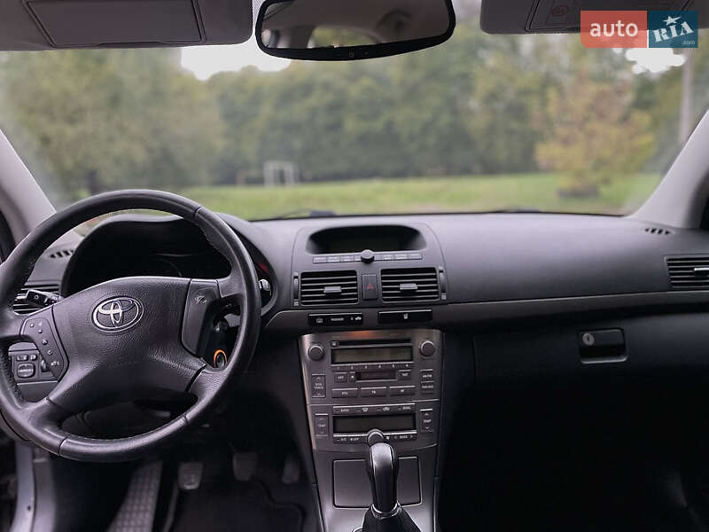 Лифтбек Toyota Avensis 2004 в Ивано-Франковске